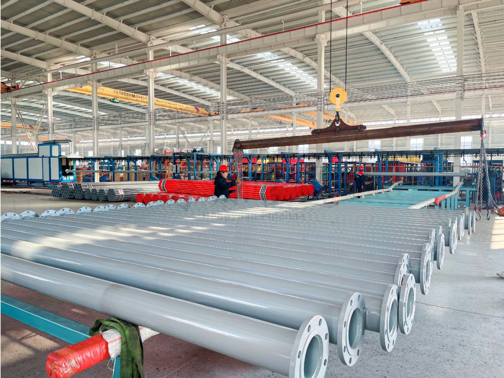 法蘭連接礦用涂塑鋼管成品擺放區